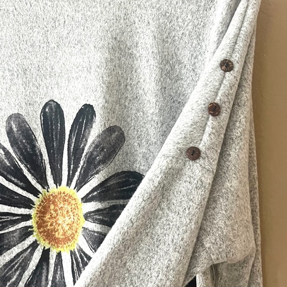🏷️ talk of the walk • gray knit flower tunic with side slits & flower - Picture 10 of 12